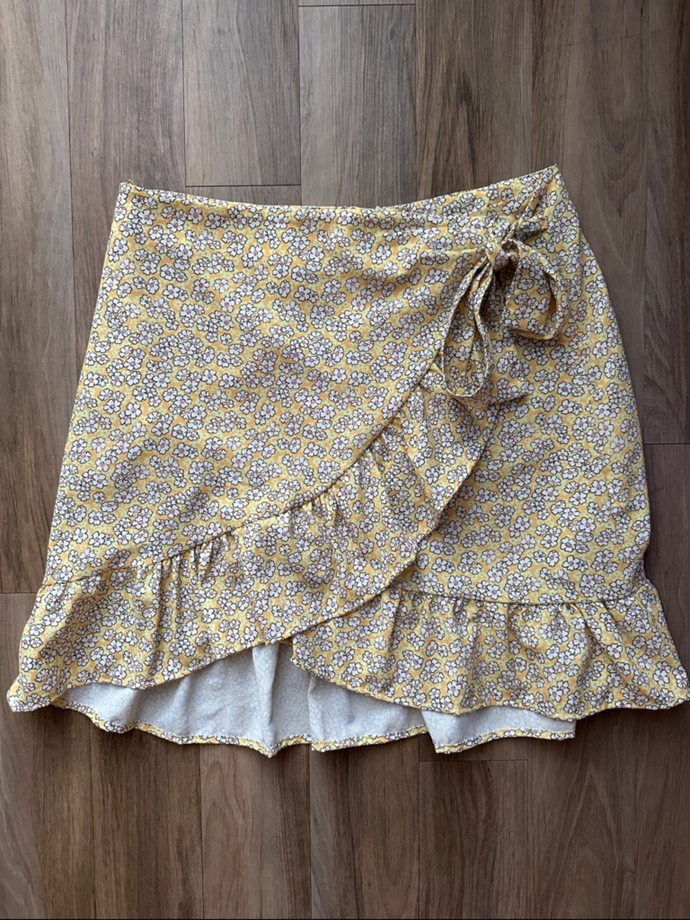 Sfera Casual Yellow Daisy Floral Wrap Mini Skirt - Back Zip - Size L